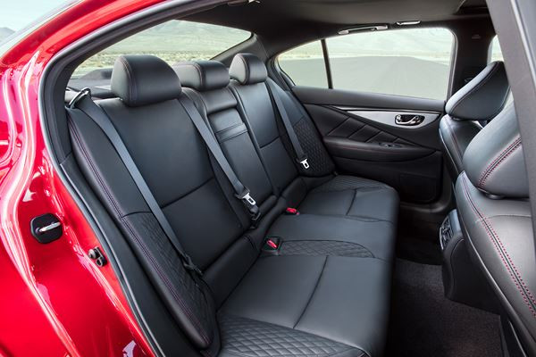 La berline sportive Infiniti Q50 s'offre un design intérieur et extérieur actualisé