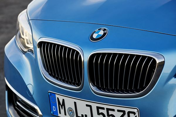 La BMW Série 2 Cabriolet s'offre un nouveau visage avec des phares à LEDs
