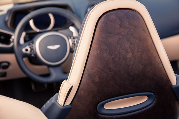 La déclinaison cabriolet de l'Aston Martin DB11 se découvre au printemps