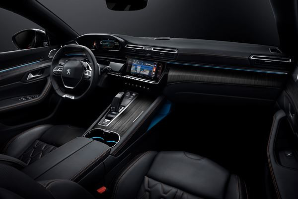 La berline Peugeot 508 adopte une architecture basse et compacte