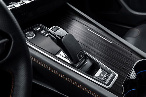 La berline Peugeot 508 adopte une architecture basse et compacte