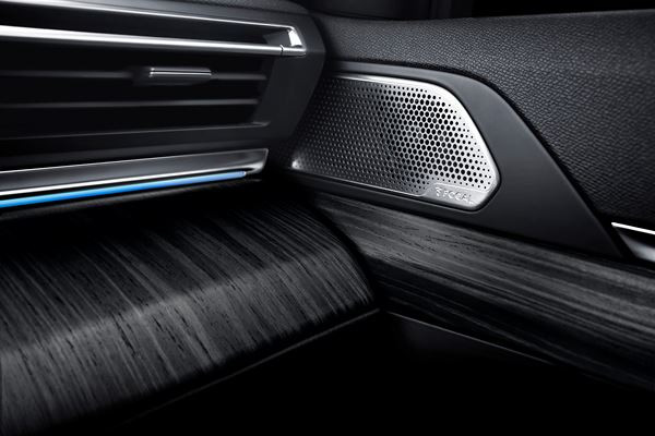 La berline Peugeot 508 adopte une architecture basse et compacte