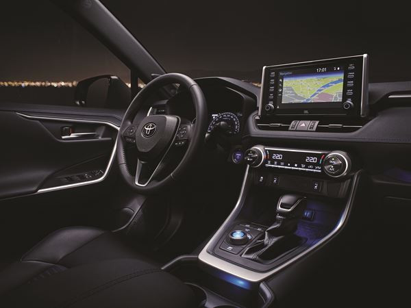 Le Toyota RAV4 affiche des lignes robustes
