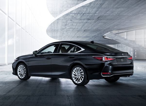 La Lexus ES revendique un design dynamique et des performances affutées
