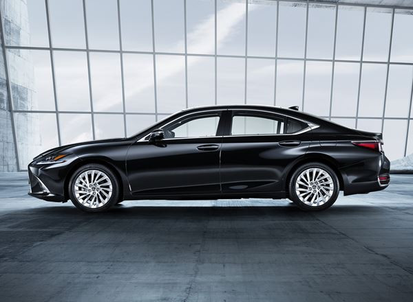 La Lexus ES revendique un design dynamique et des performances affutées