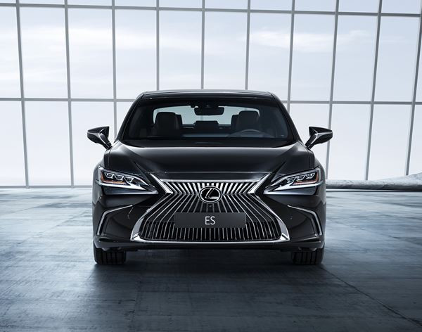 La Lexus ES revendique un design dynamique et des performances affutées