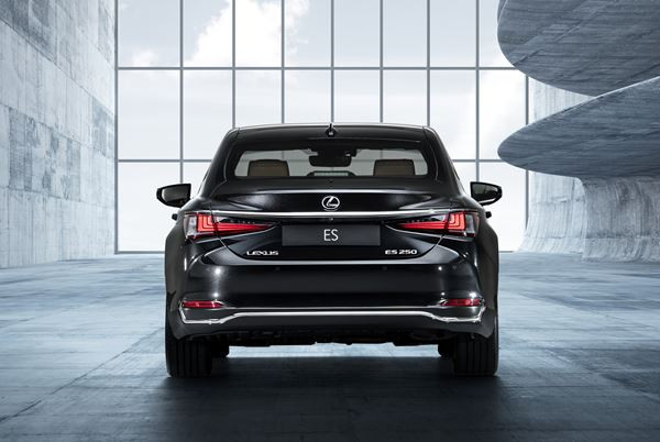 La Lexus ES revendique un design dynamique et des performances affutées