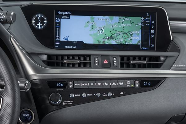 La Lexus ES revendique un design dynamique et des performances affutées