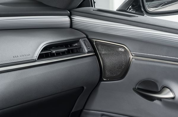 La Lexus ES revendique un design dynamique et des performances affutées