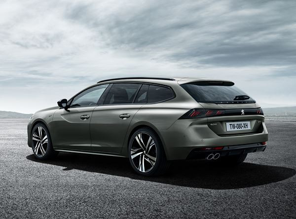 Le break Peugeot 508 SW adopte une silhouette basse et dynamique