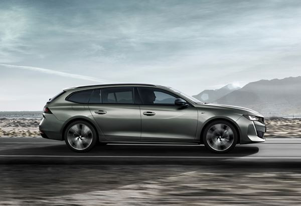Le break Peugeot 508 SW adopte une silhouette basse et dynamique