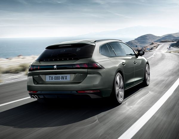 Le break Peugeot 508 SW adopte une silhouette basse et dynamique