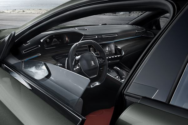 Le break Peugeot 508 SW adopte une silhouette basse et dynamique