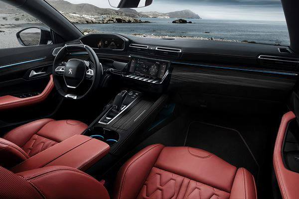 Le break Peugeot 508 SW adopte une silhouette basse et dynamique