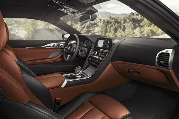 La BMW Série 8 Coupé affiche une silhouette élancée avec des vitres fuselées