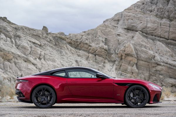 L'Aston Martin DBS Superleggera embarque un V12 de 725 ch
