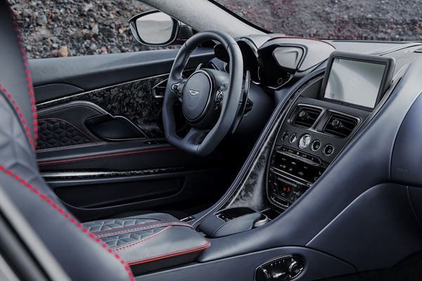 L'Aston Martin DBS Superleggera embarque un V12 de 725 ch