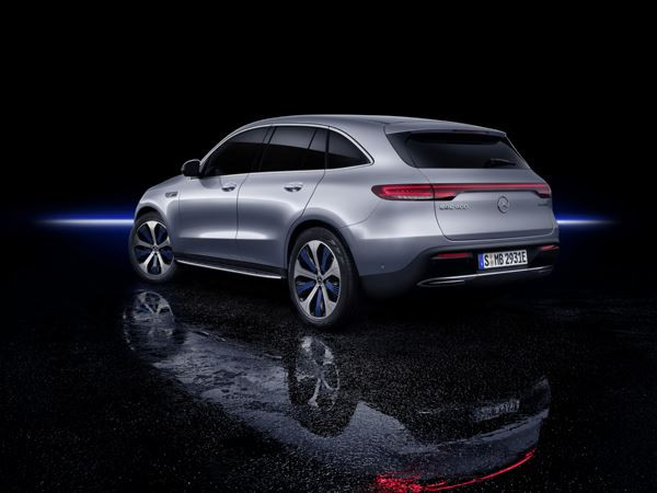 Le SUV crossover électrique Mercedes EQC affiche un style électro fluide