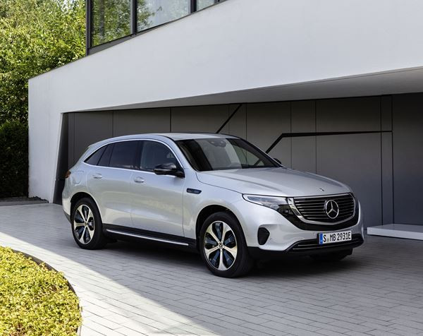 Le SUV crossover électrique Mercedes EQC affiche un style électro fluide