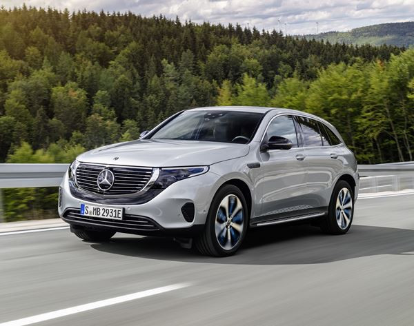Le SUV crossover électrique Mercedes EQC affiche un style électro fluide