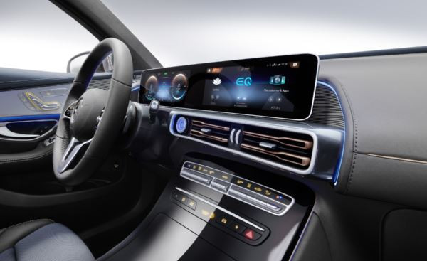 Le SUV crossover électrique Mercedes EQC affiche un style électro fluide