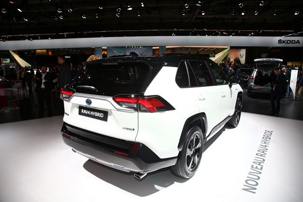 Le Toyota RAV4 Hybride affiche des lignes robustes