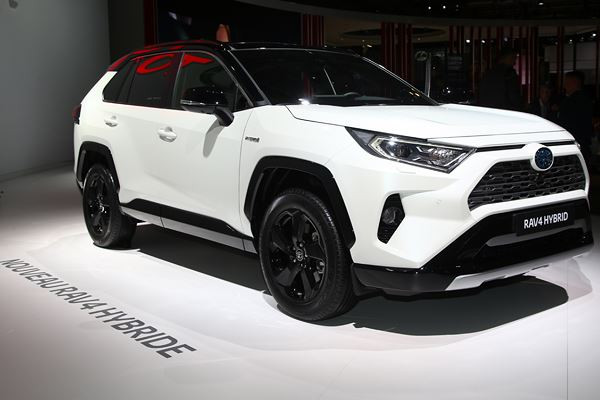 Le Toyota RAV4 Hybride affiche des lignes robustes