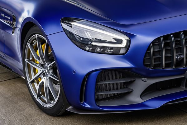 Le Mercedes-AMG GT R Roadster intègre des technologies du sport automobile