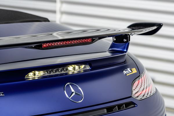 Le Mercedes-AMG GT R Roadster intègre des technologies du sport automobile