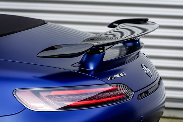 Le Mercedes-AMG GT R Roadster intègre des technologies du sport automobile