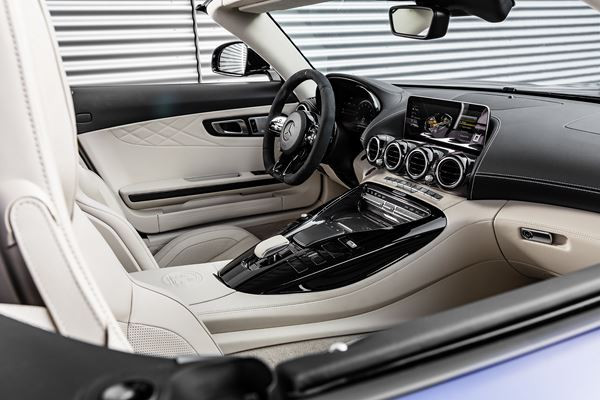 Le Mercedes-AMG GT R Roadster intègre des technologies du sport automobile
