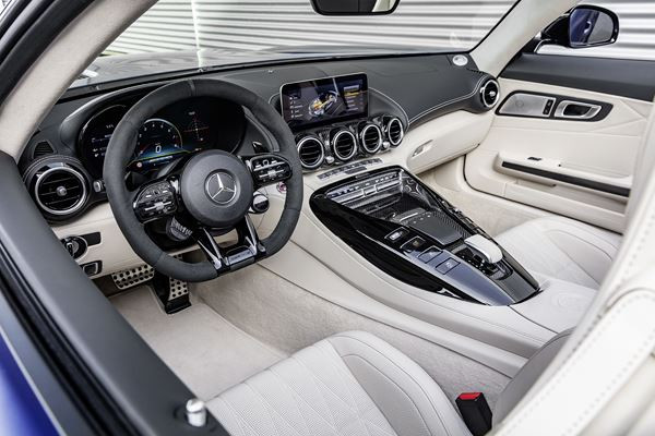 Le Mercedes-AMG GT R Roadster intègre des technologies du sport automobile