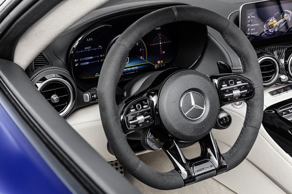 Le Mercedes-AMG GT R Roadster intègre des technologies du sport automobile