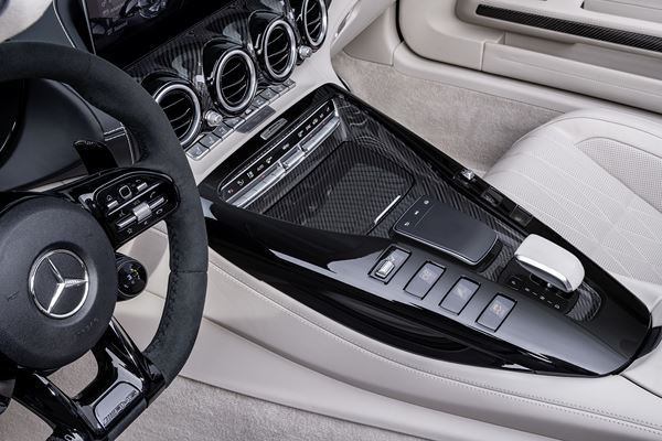 Le Mercedes-AMG GT R Roadster intègre des technologies du sport automobile