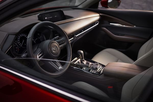 Le crossover compact Mazda CX-30 affiche les proportions généreuses d'un SUV