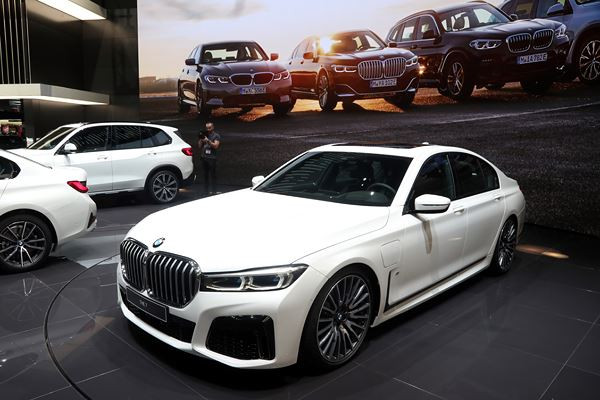 Dans les allées de la 89ème édition du salon de l'automobile de Genève