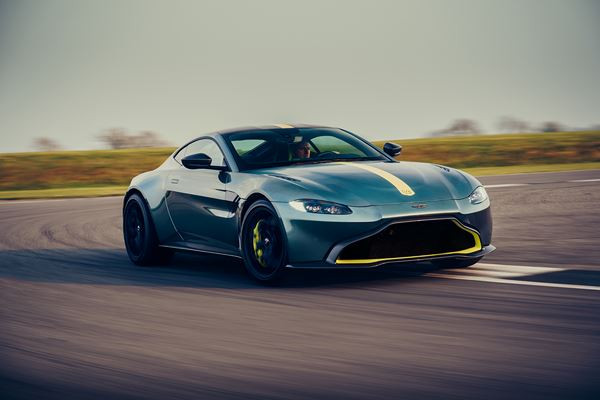 L'Aston Martin Vantage AMR à moteur V8 se dote d'une boîte manuelle à sept rapports