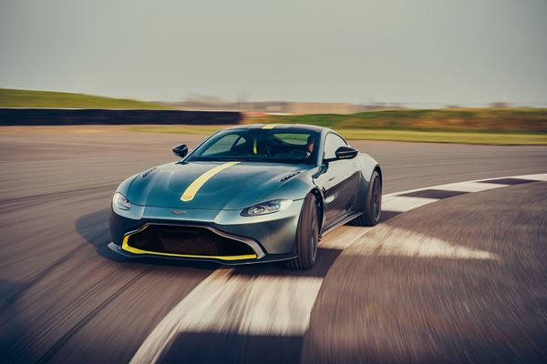 L'Aston Martin Vantage AMR à moteur V8 se dote d'une boîte manuelle à sept rapports