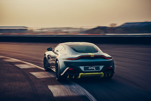 L'Aston Martin Vantage AMR à moteur V8 se dote d'une boîte manuelle à sept rapports