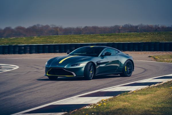 L'Aston Martin Vantage AMR à moteur V8 se dote d'une boîte manuelle à sept rapports