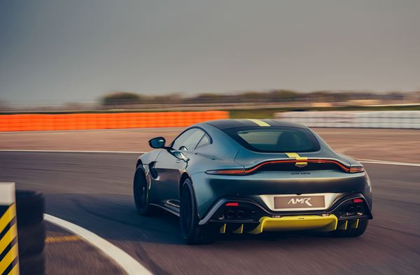 L'Aston Martin Vantage AMR à moteur V8 se dote d'une boîte manuelle à sept rapports