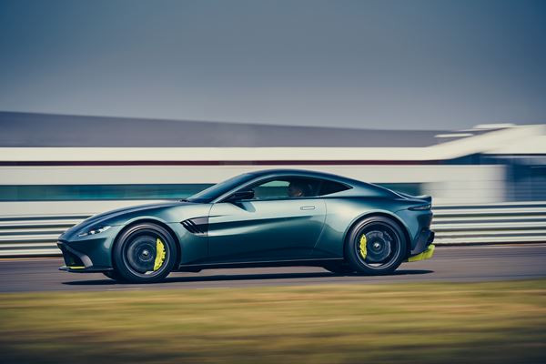 L'Aston Martin Vantage AMR à moteur V8 se dote d'une boîte manuelle à sept rapports