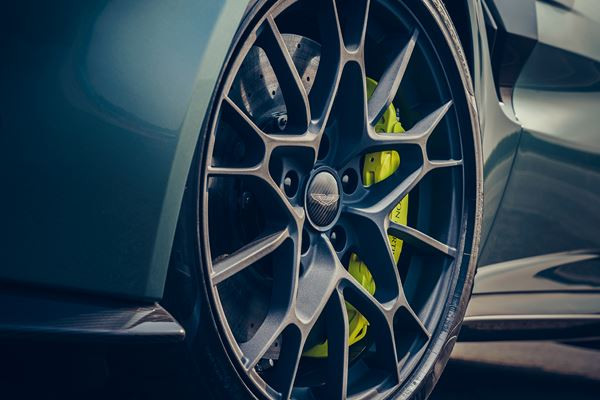 L'Aston Martin Vantage AMR à moteur V8 se dote d'une boîte manuelle à sept rapports