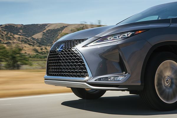 Le grand SUV sept places Lexus RX L revisité affiche une allure puissante et sportive