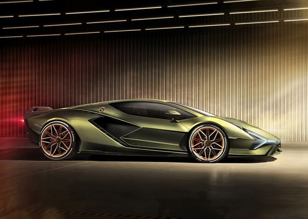 La supercar Lamborghini Sian V12 hybride débite une puissance cumulée de 819 ch