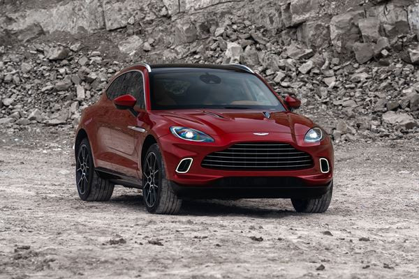 Le SUV Aston Martin DBX offre les performances dynamiques d'une voiture de sport