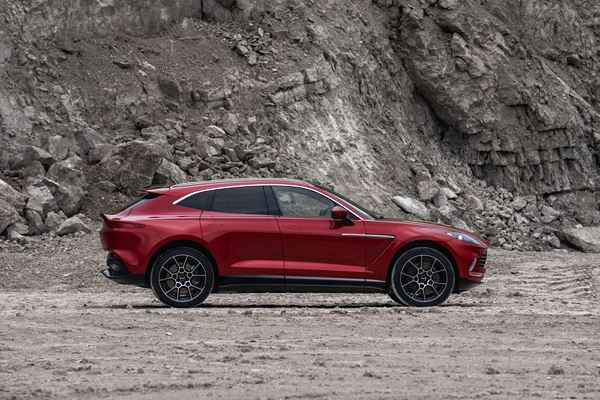 Le SUV Aston Martin DBX offre les performances dynamiques d'une voiture de sport