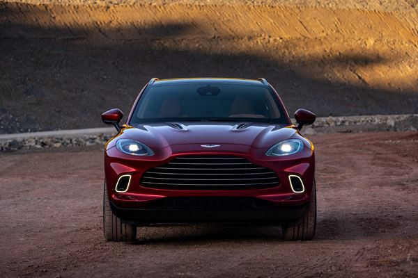 Le SUV Aston Martin DBX offre les performances dynamiques d'une voiture de sport
