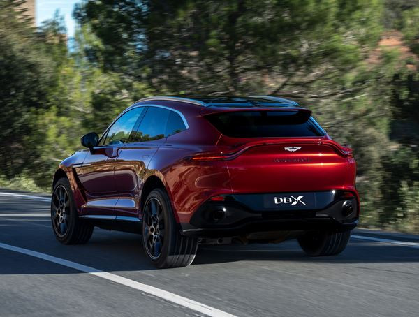 Le SUV Aston Martin DBX offre les performances dynamiques d'une voiture de sport