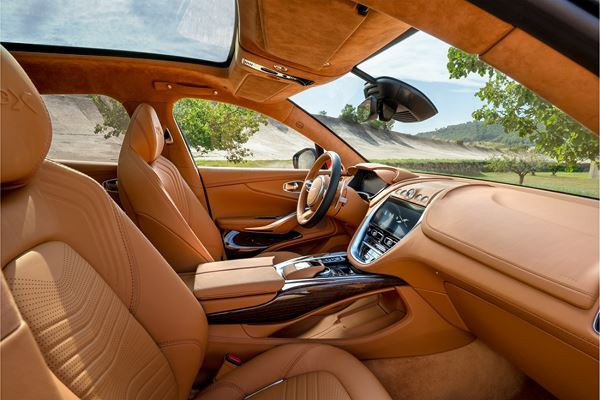 Le SUV Aston Martin DBX offre les performances dynamiques d'une voiture de sport